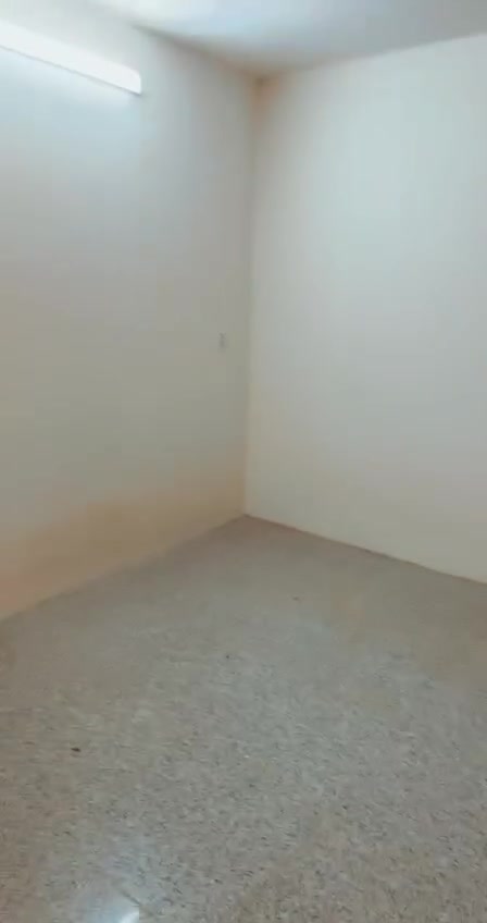 بيت في حي الاطباء للايجار مساحة ٥٠ متر ثلاث طوابق يحتوي الطابق الاول على صاله ومطبخ وخدمات والطابق الثاني غرفتين نوم والطابق الثالث غرفه 
للاتصال ***********

نص مكتوب في الصور:
- للايجار