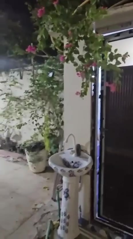 عقار مساحة 125متر مسلح سند مشترك واجهة 6وربع يحتوي على 3غرف نوم مع صاله كبيره مع هول حولي مع كراج كبير يتسع لسيارتين وخدمات صحية كامله بالطابق الأرضي والثاني الموقع الزعفرانيه شارع الزوراء مقابل دائرة الكهرباء السعر 300مليون على نظام المنصة الحالية للتواصل واتس اب *********** مباشر مع صاحب العقار/شارع عريض جدا
