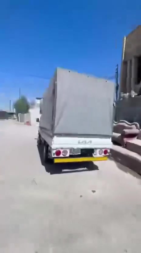بيت للبيع لمساحه ١٨٥ متر بيت بناء حديث او مراوس حسب لقناعه لمعوقين شارع لوازات نهايته 
رقم لهاتف ***********٣
