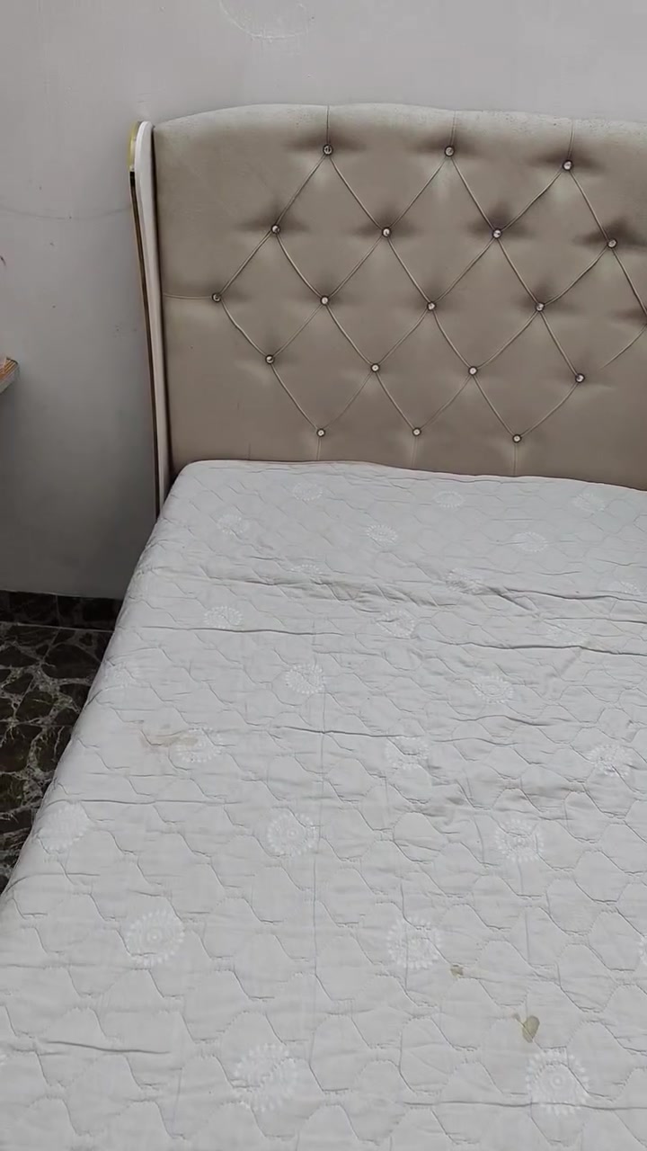 السلام عليكم.. عندي سرير نفر مستخدم للبيع مثل ما موضح بالفديو.. السعر المطلوب ٥٠ الف عنواني الغزالية لايوجد توصيل ***********
