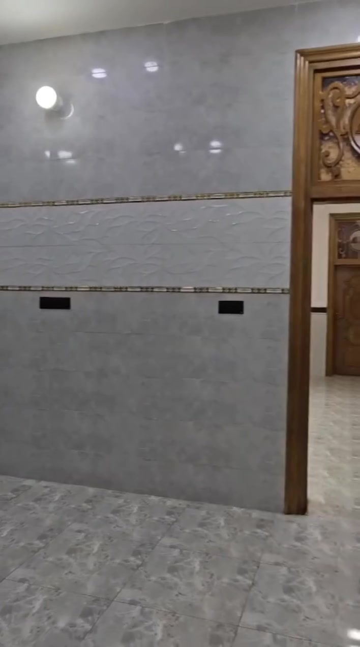 السلام عليكم بيت لبيع بناء ٢٠٢٥ طابقين
المساحه ٢٠٠متر طابو
 العنوان الكرادي قرب مستشفى العزل
يحتوي المنزل الكراج طول ٥ونص والعرض ٥ونص
استقبال طول ٩صافي والعرض ٤صافي
مطبخ طول ٥وربع والعرض ٤ 
صاله طول٦ مع تباع ٣امتار درج. مع كندور٢متر
عرض الصاله ٤صافي
مع غرفتين نوم في الطابق الارضي 
وحده.  طول ٥وربع والعرض ٤
والثانيه طول ٥وربع والعرض ٣
الحمام الداخلي 2*2
حمام خارجي 2*1ونص
الطابق الثاني يحتوي عل 3غرف نوم وصاله وحمام 
اضافه الى الغرفه 4سطح بيها درج خارجي 
الغرفه لاوله طول 7والعرض 4
الغرفه الثانيه الطول 5ونص والعرض 5ونص
الغرفه الثالثه 5وربع  والعرض 4
اضافه الى مناور 2

رقم صاحب المنزل***********
