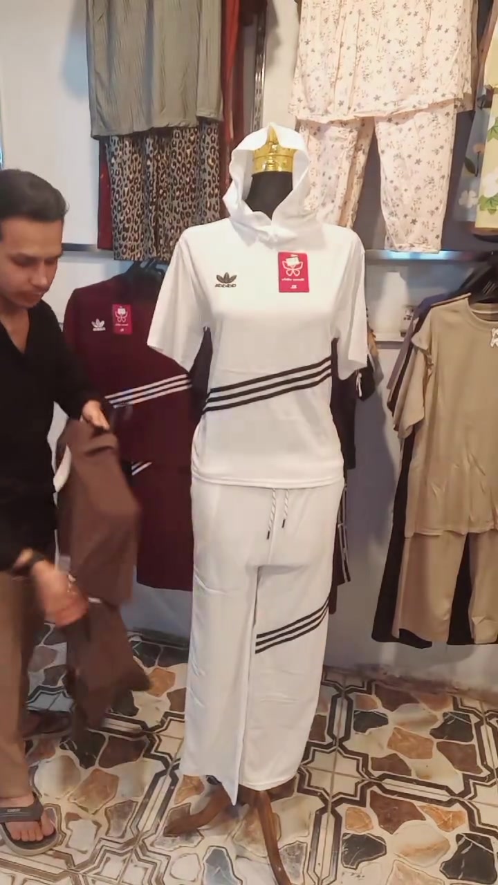 🔥 وصل حديثاً.. أناقة وراحة مالها مثيل! 🔥
​تراك أديداس سبورت بتصميم عصري وخامات عالية الجودة، يجمع بين الأناقة والعملية لإطلالة يومية مميزة.
​السعر: 8,000 دينار فقط 
​الألوان: متوفر بـ 6 ألوان مميزة.
​المقاس المناسب: يلبس من وزن 55 كغم لغاية 65 كغم.
​العنوان: أبو غريب_ سوق العمارات
​للحجز والاستفسار: يرجى مراسلة الصفحة أو الاتصال على الرقم:
📲 ***********
​لحجز طلبيتك الآن، راسلني على الخاص أو اترك تعليق بـ "تم" وسيتم الرد فوراً! 👇
