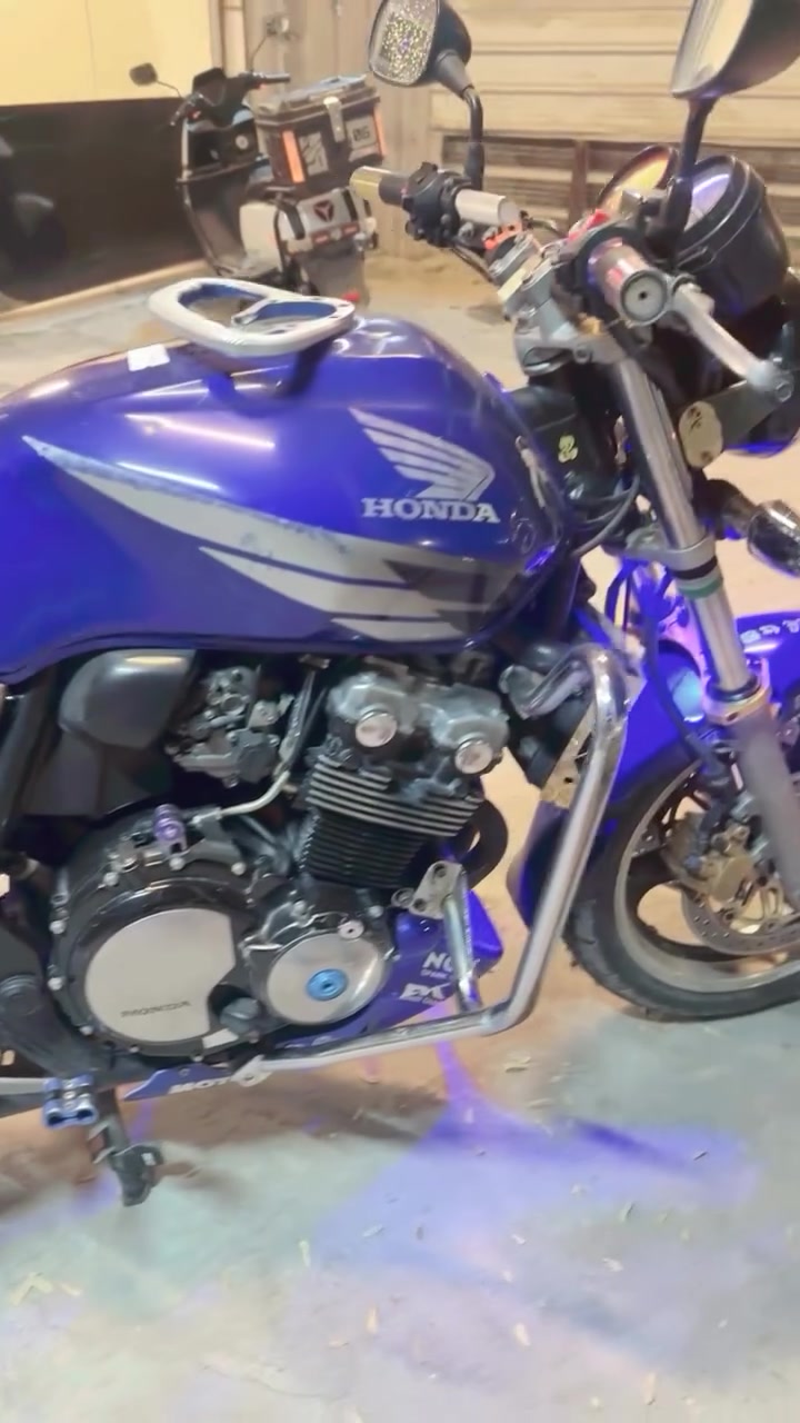 دراجه  CB400
الدراجه خير من الله مكفوله المكينه 
الدراجه نضيفه مبيها اي نقص بس الكيج مال سرعه واكف
والدراجه كلها نضيفه مثل ماموضح بل صور 
مكان الدراجه صلاح الدين قضاء الدجيل 
ومتواجد عل فيس والخط واتساب
***********

