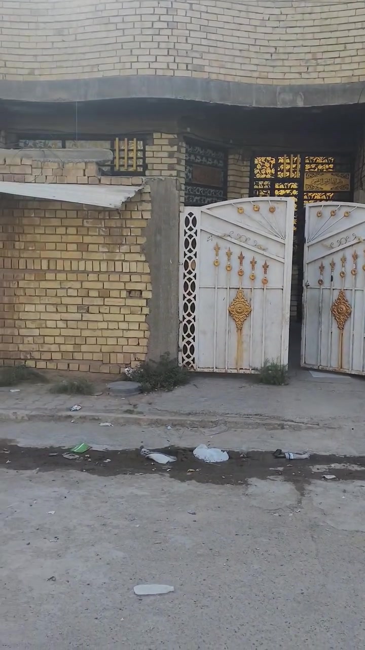 سلام عليكم دار لبيع المحمودية  حي 18 مساحه 125 واجهيه 6وربع ونزال 20 البيت طابق ونص غرف عدد 2 صحيات خارجيه وداخليه مناور عدد 2 السعر: 95 وبي مجال الاستفسار: ***********
