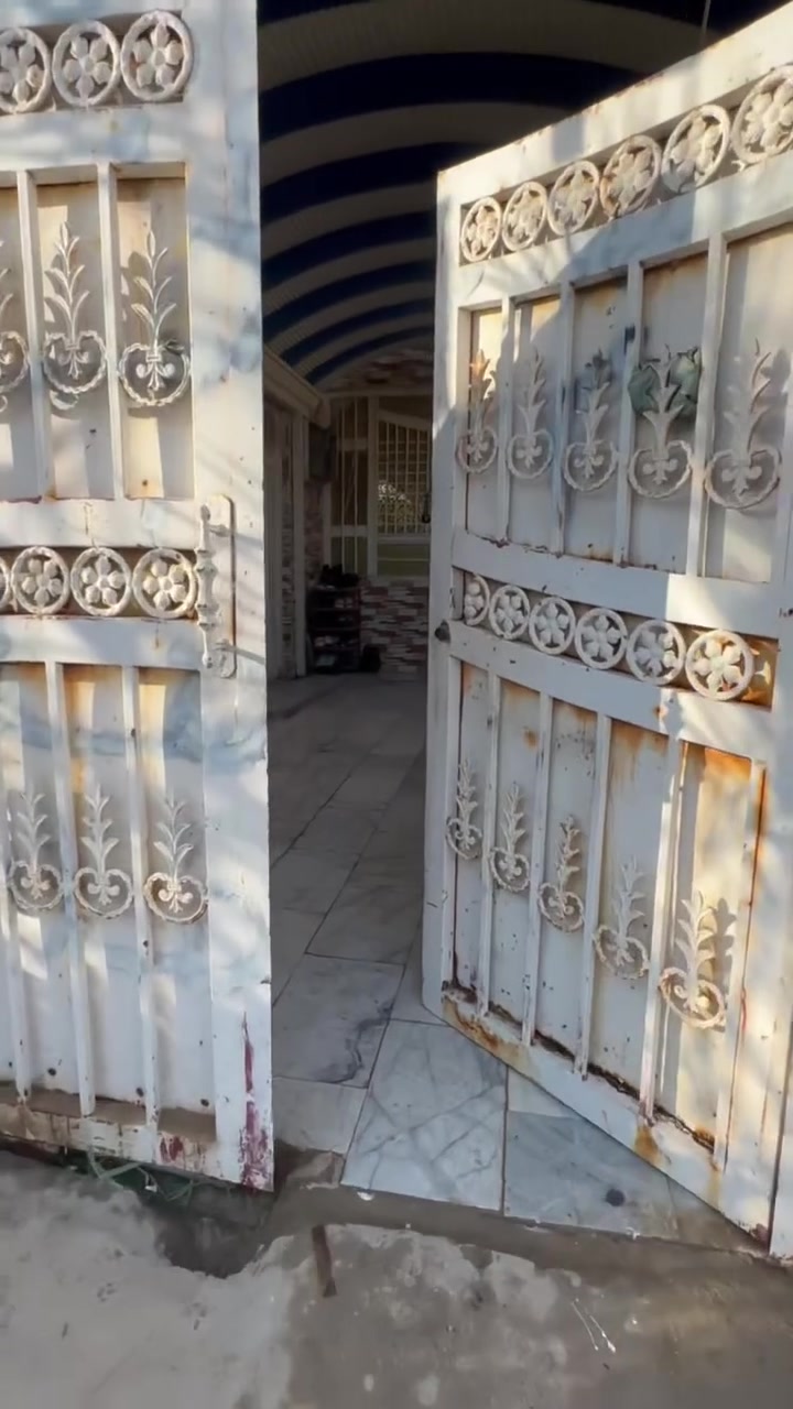 بيت طابو للبيع بناء جديد / المساحة 150 / الطابق الاول صب كونكريت يتكون من غرفة وصالة ومطبخ واستقبال صحيات داخلية وخارجية /الطابق الثاني هيكل واصل مرحلة السقف 
الموقع شارع المحكمة للأستفسار /***********
