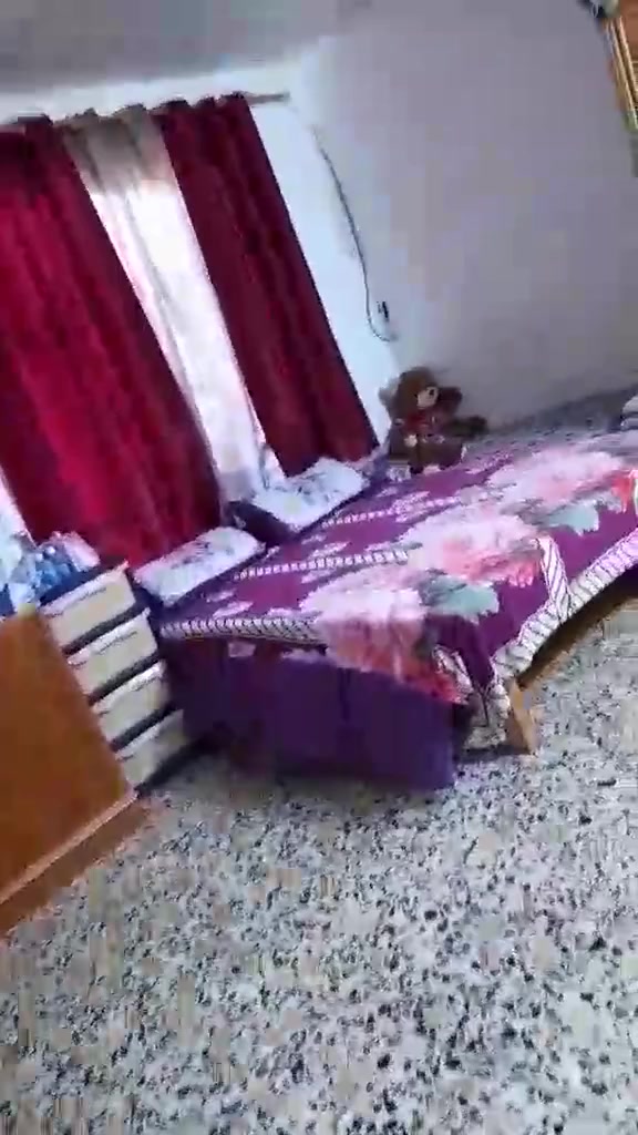 بيت للبيع طابو صرف على طابو الشعب المساحة ٢٠٠ متر طابق ونص بناء رفت مسلح سنة البناء ٢٠١٦ الموقع بوب الشام شارع المشايخي قريب عالسوق مال بوب الشام السعر ١٥٠ مجال قليل طابق ونص كراج وحديقة وغرفتين نوم واستقبال وصالتين وحدة فوك وحدة جوه وصحيات ٣ خارجي وداخلي وفوك ومطبخ وترك حرف L رقمي *********** ابو داود
