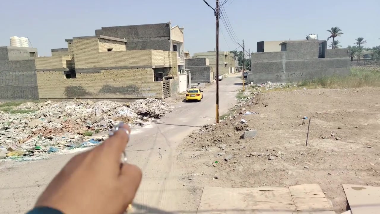 السلام عليكم هيكل 100متر للبيع كامل مي وكهرباء عوزه بس لبخ وارضيه مطبخ واستقبال وصاله وحمام ومنور وغرفه بالاخير على عرض البيت وفوك حمام وغرفه العنوان منطقه الكرغوليه قرب الجسر الاخضر اول بيت ع سده السعر 73 مليون رقم الهاتف ***********
