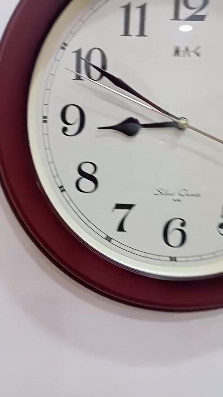 ساعة جدارية من M.A.G اصلية انتاج الصين مؤسسة...نظافة ممتازة شكل مميز.. تعمل بشكل ممتاز... القطر 32سم... السعر 25 الف مع التوصيل للاستفسار ***********
