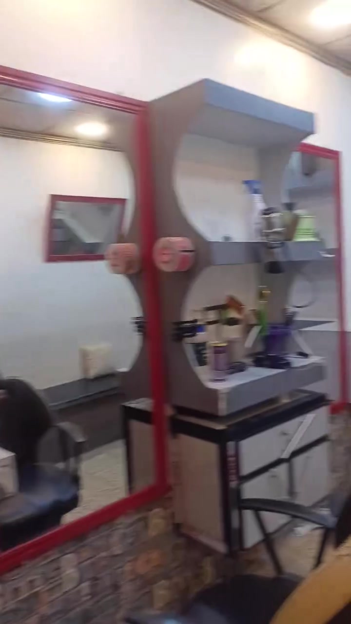 محل للبيع ويا كامل ادوات الحلاقه مع كرسيتين ومبرده ومروحه جدار مع براد ماء ومع مغسل وكيزار او مسخن للماء بكامل ديكوراتها من مرايه وكراسي وادوات الحلاقه ومن مكاين وڤير 

العنوان:حي كرامه 19.  يم فراس ابو لفات 
السعر:مليون و 150 الف وبيها مجال 
رقم:***********
رقم واتساب:***********
للتفسر يجي خاص
