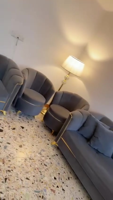 سلام عليكم تخم للبيع ٨ مقاعد كلش نضيف نهايته 200 الف مكاني الحريه ***********

