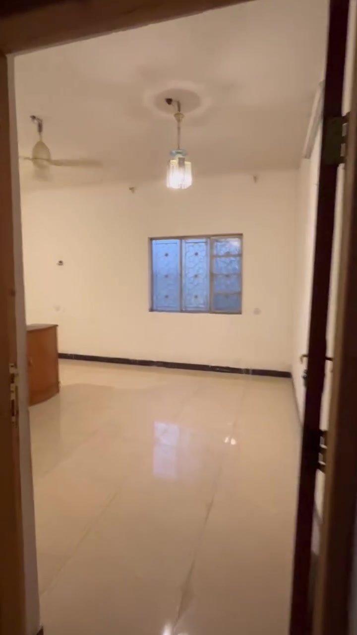 السلام عليكم
توفر بيت ل الايجار 
مساحة ٢٠٠ متر. طابقين 
العنوان التاجيات - ام جدايل 
للتواصل واتس ***********
