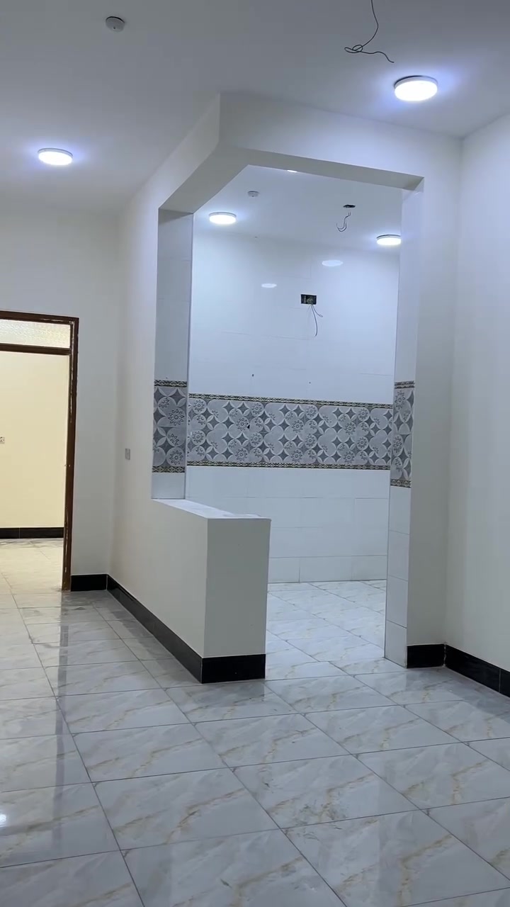 السلام عليكم شقة للايجار طابق اول منطقة حي الملعمين شارع المدارس شارع مدرسة خولة بنت الازور الايجار 350
التواصل:***********
