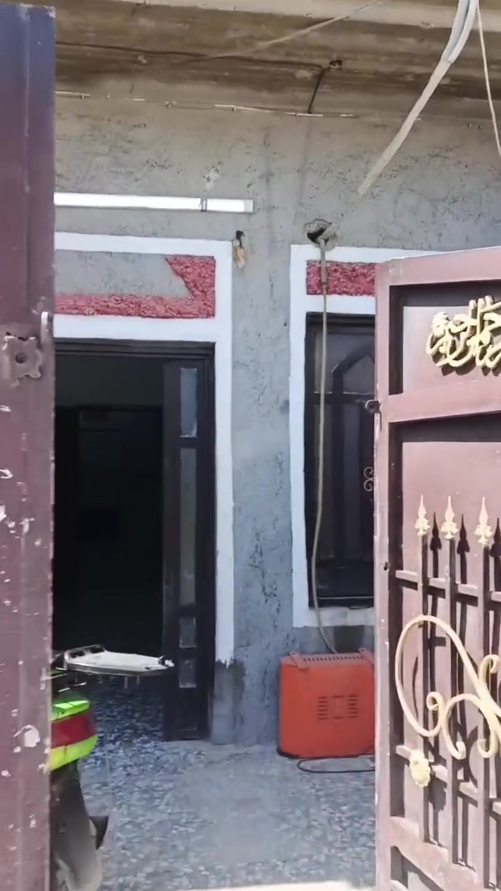 بيت طابقين كاملات والثالث يرادله لبخ الطابق الاول غرفة وهول ومطبخ والاستقبال وصحيات ومنور والطابق الثاني غرفتين والثالث غرفة وهول مساحة البيت ١٢٠ سعره ٤٥ وبي مجال ***********
