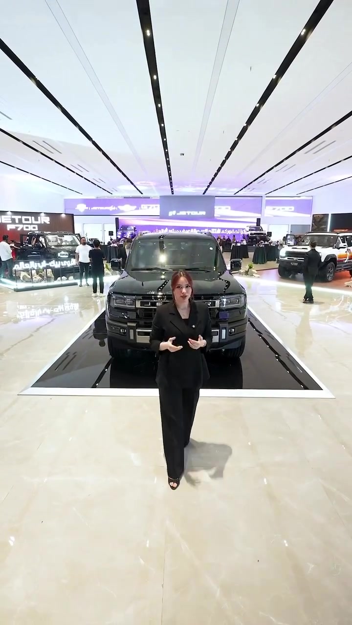 ⁨ ⁨ ⁨ جيتور G700 توب فاير (بلك-إن هايبرد 🔋) 2027

المحرك: 2.0 لتر تيربو 4 سلندر حقن مباشر + محركين كهربائيين، القوة الإجمالية 904 حصان
عزم الدوران (نيوتن-م): 1135 (محرك البنزين + الكهرباء)
ناقل الحركة: أوتوماتيكي مخصص لنظام الهايبرد 2DHT
نظام الدفع: رباعي، دبل ثقيل (4L)
سعة البطارية كيلووات/س: 34.13
نظام تعليق متوازي مزدوج (دبل ويشبون) أمامي وخلفي
نظام تعليق متطور بدمج غاز النتروجين المضغوط مع السائل الهيدروليكي
نوع الهيكل: هيكل على قاعدة BODY ON FRAME

الضمان الأساسي وضمان البطارية: 8 سنوات أو 300,000 كم (أيهما أولاً)
ضمان المحرك: 10 سنوات أو 1,000,000 كم (أيهما أولاً / للمالك الأول)

المواصفات

* فتحة سقف بانوراما
* ويل ألمنيوم FORGED ALUMINUM قياس 20 إنج
* كاميرات محيطية 540 درجة
* مثبت سرعة
* نظام مراقبة النقطة العمياء
* مساعد تغيير المسار
* نظام التحكم بالزحف
* نظام استشعار الخوض في الماء
* تحذير الاصطدام الخلفي
* دوران موضعي – استدارة الدبابة
* حساسات اصطفاف أمامية وخلفية
* نظام التحكم بنزول المنحدرات الحادة
* نظام مساعد صعود المرتفعات
* نظام منع الانقلاب
* وسائد هوائية أمامية وجانبية وستائر هواء جانبية
* نظام الفرامل اليدوية الأوتوماتيكي AUTOHOLD
* شاشة عرض ترفيهية قياس 15.6 إنج
* شاشة عريضة لمعلومات القيادة قياس 35.4 إنج
* دواسات جانبية من سبائك معدنية
* غطاء محرك مزود بفتحات تهوية
* جامات (رفارف) عريضة مع إطارات رياضية
* واقي أسفل الهيكل ودروع صلبة
* صدامات معدنية مخصصة للطرق الوعرة
* حاملة أمتعة مثبتة على السقف ( سيبايه )
* نظام صوتي من 12 سماعة
* أبل كاربلاي وأندرويد أوتو لاسلكي
* مقصورة الركاب من الجلد الفاخر
* المقاعد الأمامية والخلفية مبردة
* مقعد السائق كهربائي مع ذاكرة
* مقعد الراكب كهربائي مع ذاكرة ومسند للساق
* طاولة قابلة للطي في الصف الثاني
* مصابيح أمامية وخلفية أوتوماتيكية LED
* قفل/فتح النوافذ والبانوراما بالبصمة
* نظام الدخول الذكي (بصمة) + نظام تشغيل عن بعد
* المرايا الخارجية كهربائية وقابلة للطي
* نظام أوامر وتحكم صوتي
* أنماط قيادة X-MODE: اقتصادي، عادي، رياضي، رمل، صخور، طين، ثلج، ذكي ، كهربائي ، هايبرد

أحجز سيارتك عن طريق الرابط فى البايو .⁩⁩⁩

