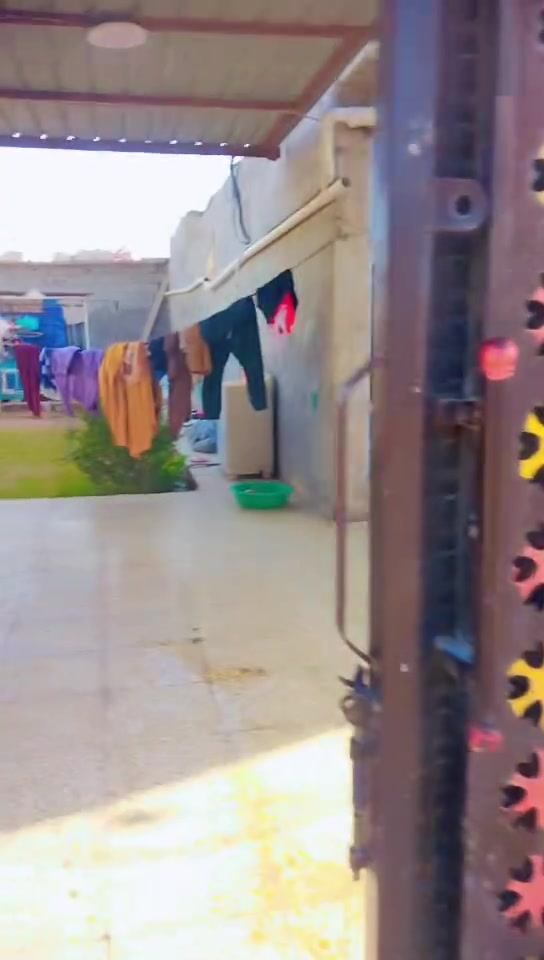 السلام عليكم بيت البيع المساحه 230 البناء 115 والباقي مسيجه من ضمن البيت بيه غرفه بلخير واي البيت والباقي حديقه بصف صيطره شارع الملعب اول خط بناء بلوك صب عد غرفه واحده سندويج من ضمن البيت عوزه بس بيتونه كامل كاشي عراقي درجه اول  قمريه الحوش مالته كله جاهز  سراميك امي كهرباء خطين المنطقه مخدومه كامله جوارينه والله ناس طيبه كلش السعر 35 وبيه مجال  ***********
