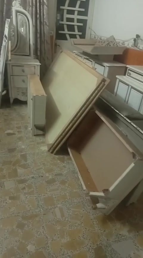 مرحبا عندي هاي غرفه للبيع ضرر بس ميز تواليت للاستفسار ع هذا رقم ***********
