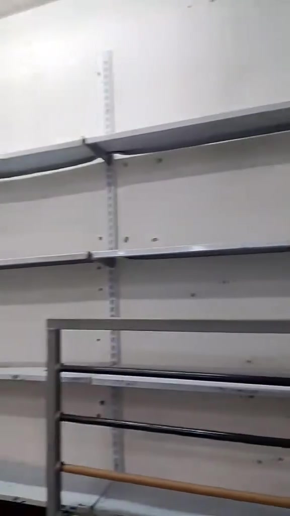 رفوف تركي عدد٦٠ رف جديد مستعمل شي قليل ورف عادي عدد٢٠ مجموع الرفوف ٨٠ رف مع محامل عدد ٢ نايلون سفرات مكاني يارمجه الخامسة شراي اتصل ***********
