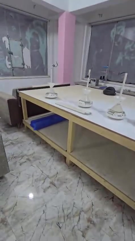 السلام عليكم ميز للبيع خشب درجة أولى ما مستخدم
مقاسه 3 * 1.8
سعره ٢٠٠ وبي مجال 
مكاني شارع عشرين
***********
