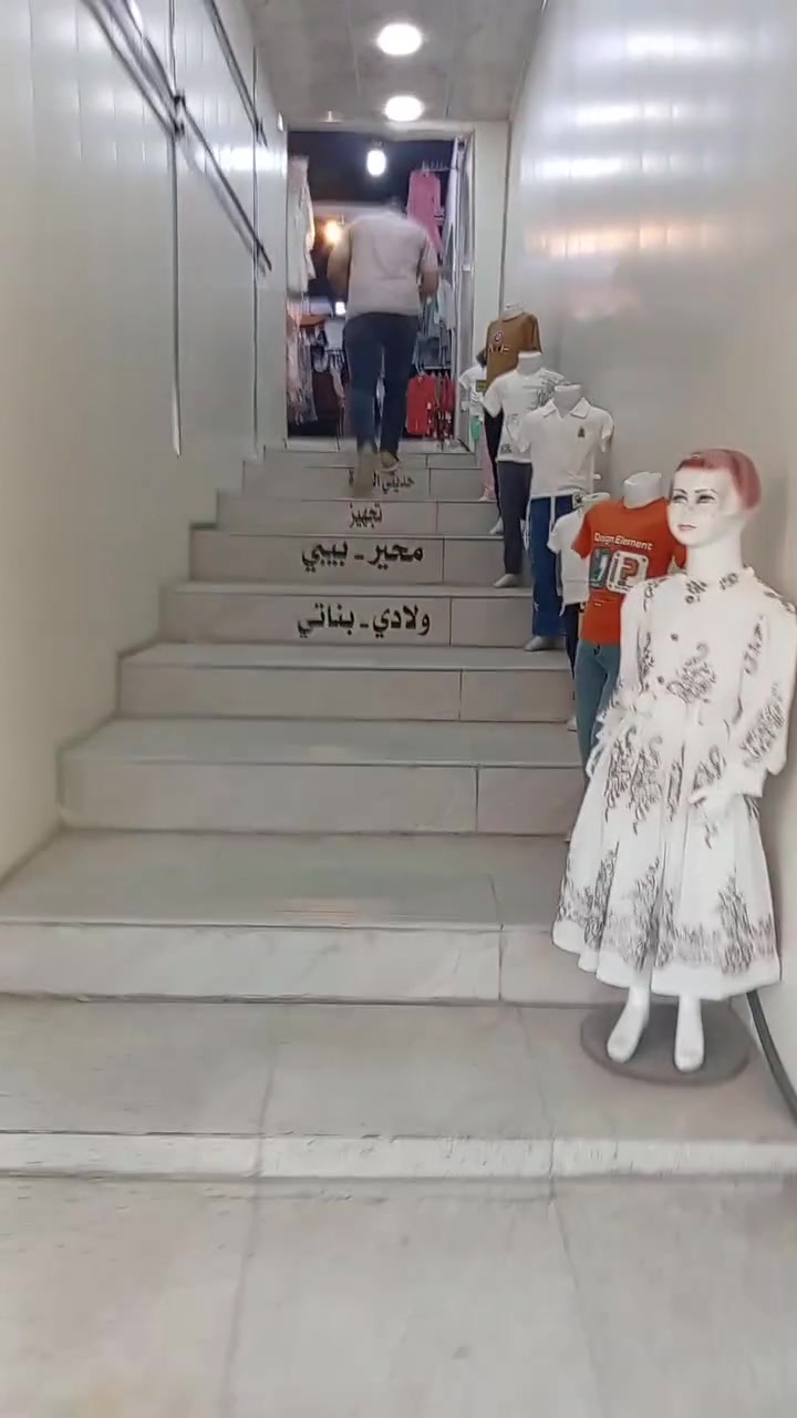 مجمع  تجاري للايجار مساحته ٢٠٠ متر  في حي ١٧ تموز شارع العام قبل الاسواق مقابل مولدة هاشم محمد السعر ٣٠٠ الف
للاستفسار اكثر :
***********
