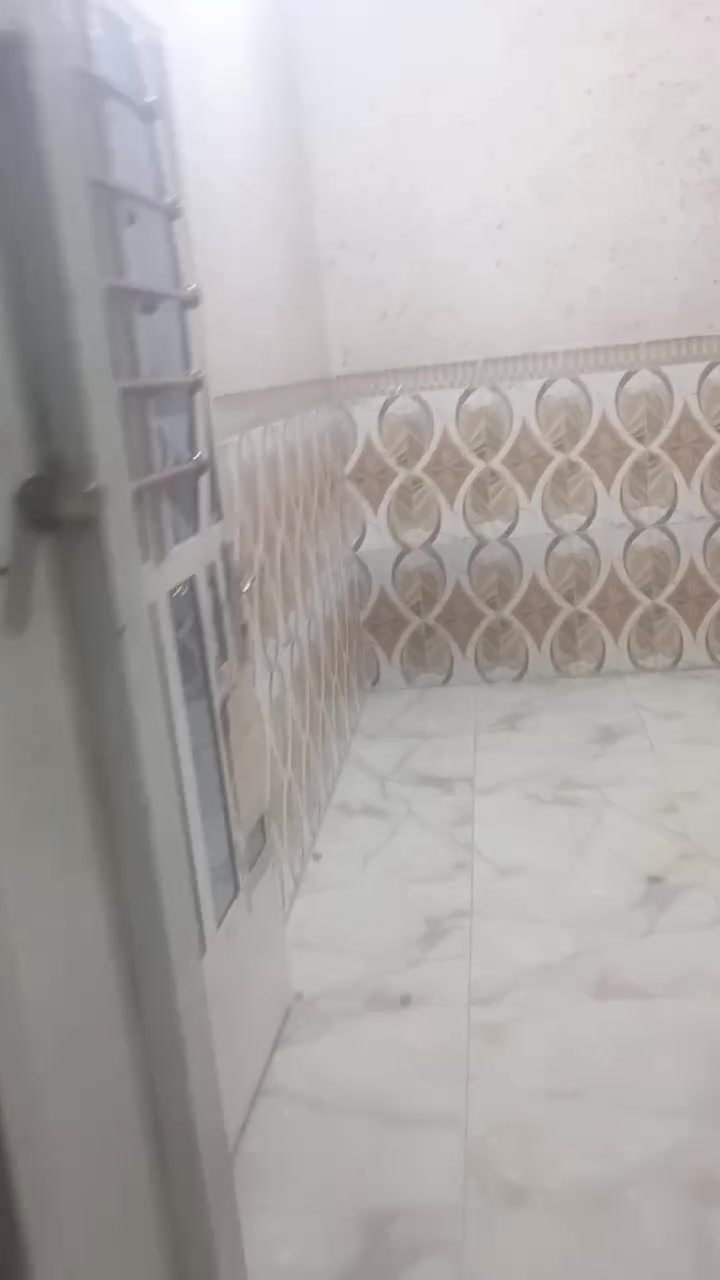 خاص او واتساب لطفا لطفا لا ترسل على فيسبوك اتصل  وتساب عن السعر انسان حقيقي يتصل هو من يسعى لا ترسل وتسال عن السعر السعر عل فيسبوك  فقط خاص او واتساب لطفا
***********
مشتمل للبيع م 52.5م نزال 10.5م واجه 5م موقع كم ارمن قرب تانكي باب الشرجي فرغ نظيف جدا سعر مناسب طابو صرف تفيد عائله صغيره لاتصال على رقم ***********
