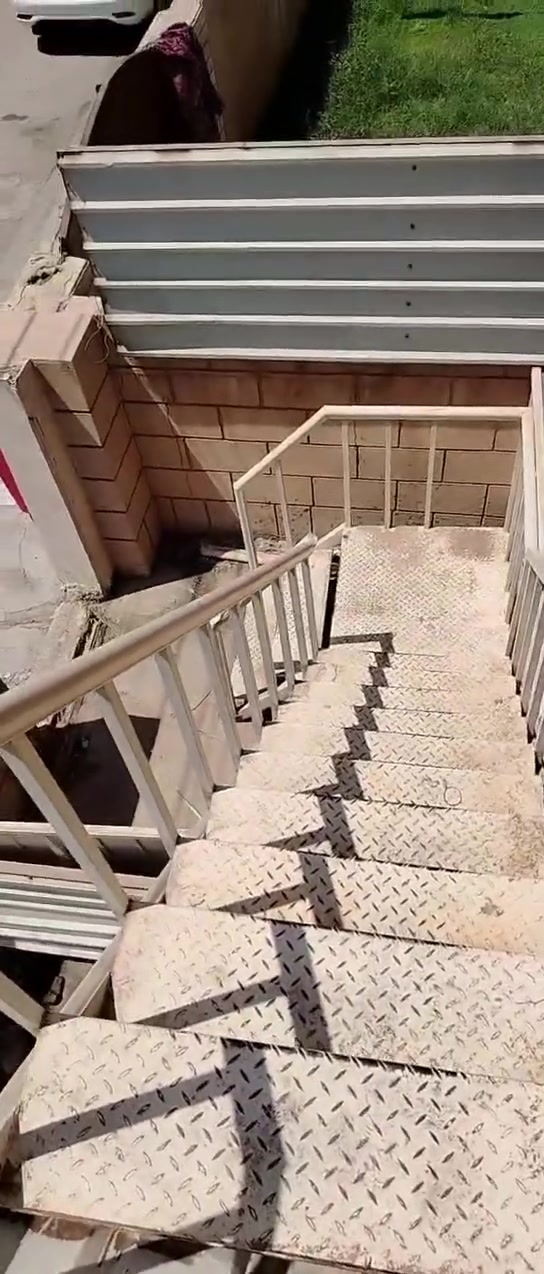 السلام عليكم 
طابق ثاني للايجار معزول ٢٠٠ متر 
مزود بخط مولد وسخان 
موقعه بالمخابرات داخل شارع اسواق ابو هيثم
ايجاره 500 الف
للاستفسار ***********
