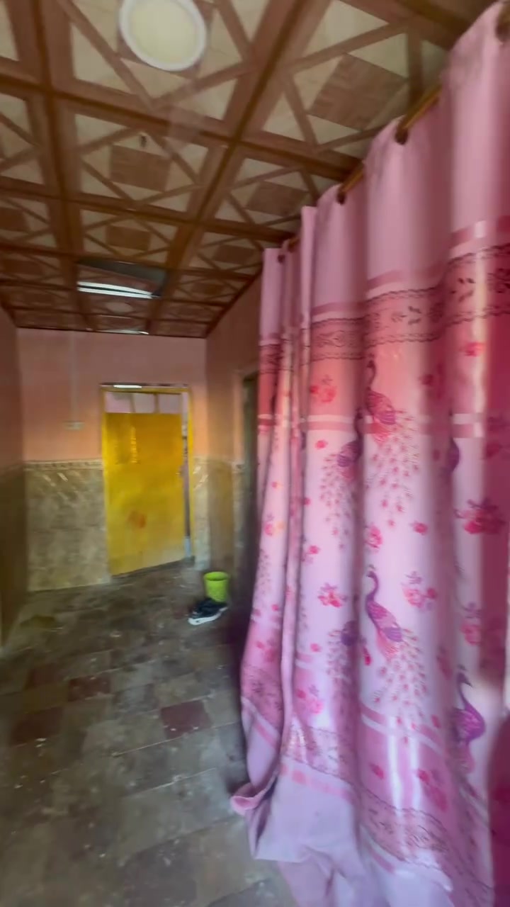 سلام عليكم بيت البيع. طابو صرف  باسم المشتري
عنوان البيت كرمة علي حي رساله  البيت مساحته 250 متر  طابقين. الطابق الول ديوان مساحته ٧في ٤وهول  مساحته ٥في ٦
وغرفتين وحمام داخلي وحمام خارجي  ومطبخ  
الطابق الثاني  غرفتين. وحمام. ومطبخ  البيت كله سقف ثاوني وسراميك  السعر ١٨٠ مليون وبي مجال 
***********
