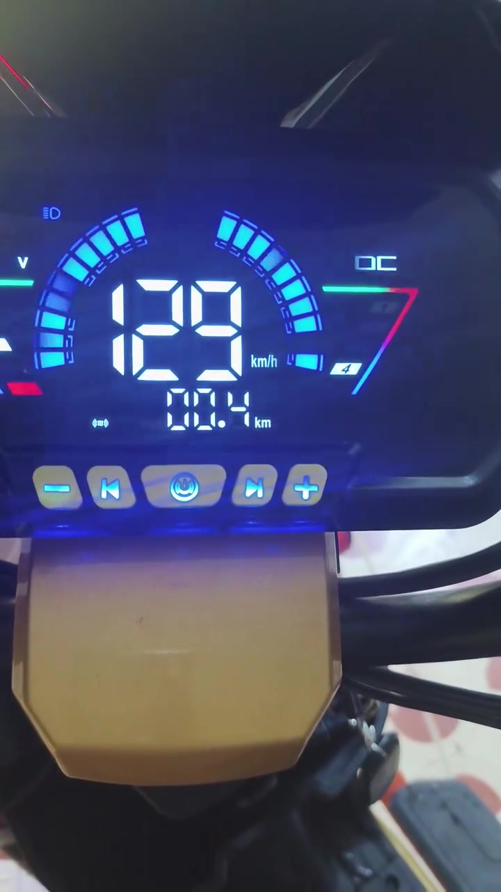 سلام عليكم 
دراجه شحن للبيع XR9 2026 كهربائيات كامله كله شغل ٤ سرعات السرعه النهائيه 129 الدراجه صار شهر و يومين من مشتريهه جديده بطاريات جديده تجي اتشوف بعينك وتفحص بنفسك السعر 550 الف المكان ديالى العزات للاستفسار فقط واتساب ***********
