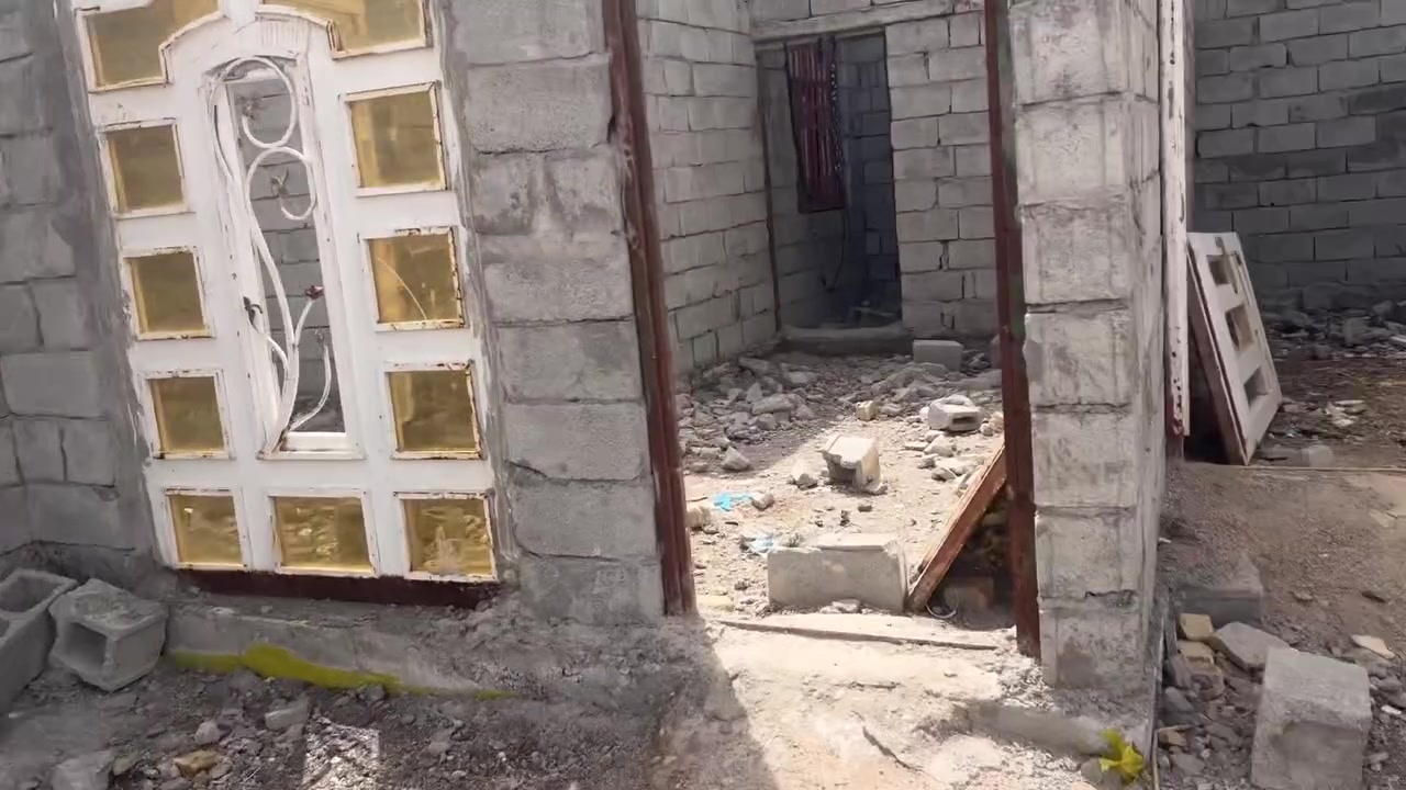 سلام عليكم بيت مساحه ١٥٠ بحي المنتضر الثانيه زراعي سنت ٢٥ بيت جاهز عوزه بس سكف المي واصل للبيت كهرباء بصفه شيمانيه السعر عشره وقابل للتفاوض بلوك السياج موجود البيت رفت كامل 
رقم الهاتف 
/***********
