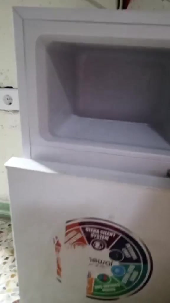 ثلاجه صغيرة • نظيفه جدا • للبيع