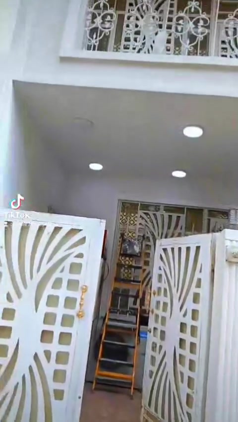 السلام عليكم بيت 100م للبيع فقط التفاصيل داخل الفيديو (***********) ( سيد هاشم)
