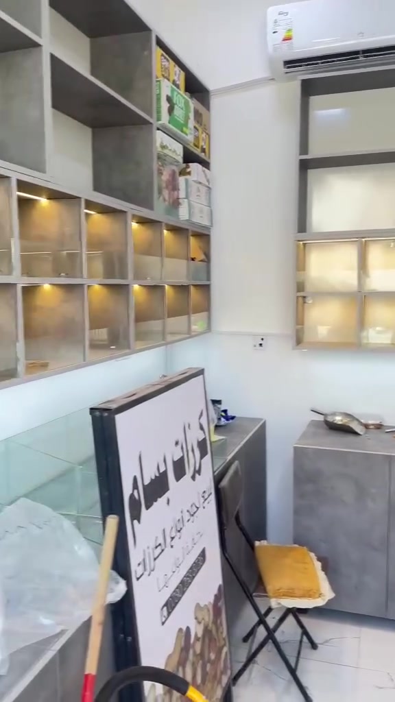 ه السلام عليكم رفوف و ميوزه MDF شغل ثكيل درجة اولى مكلف 3ونص مليون نظيف حيل مابي اي مشكل ابيعه بمليون و850 بي مجال بعد امانة الله كلش نظيف وجديد اليستفاد منه خلي يراسلني او يتصل *********** مكان حله مركز
