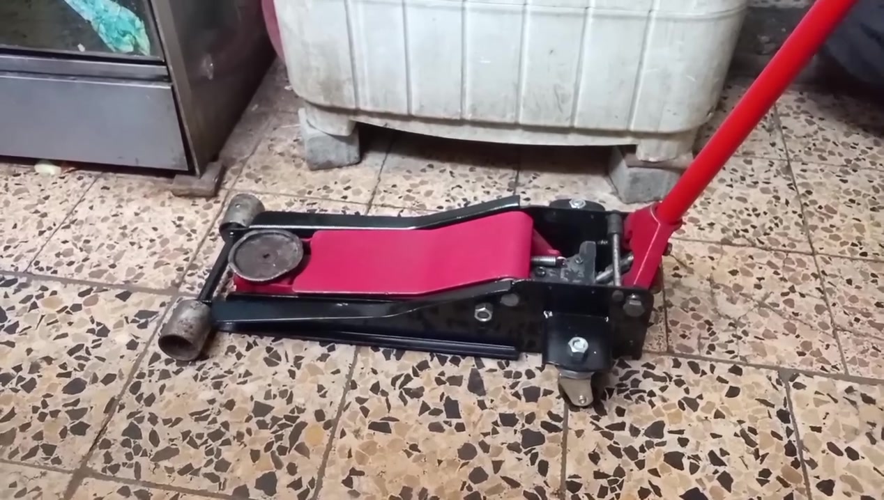 ⭕ يوجد توصيل لكافة المحافظات 
جك عربانه 3 طن دبل بستم خالي من اي نظوح شغال وعل الفحص شرط الفحص أمام المندوب السعر 95 الف مكاني بغداد قرب ساحة مظفر ***********
