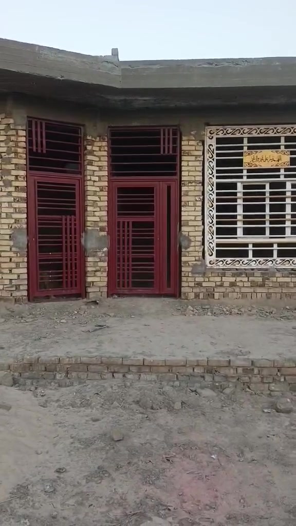 بيت مساحته هو والكدامه ٢٥٠ متر سند ٢٥ حله جامعة بابل قرب منطقة ربع سعود موجود مي وكهرباء وتبليط الشراي يتفضل ***********
