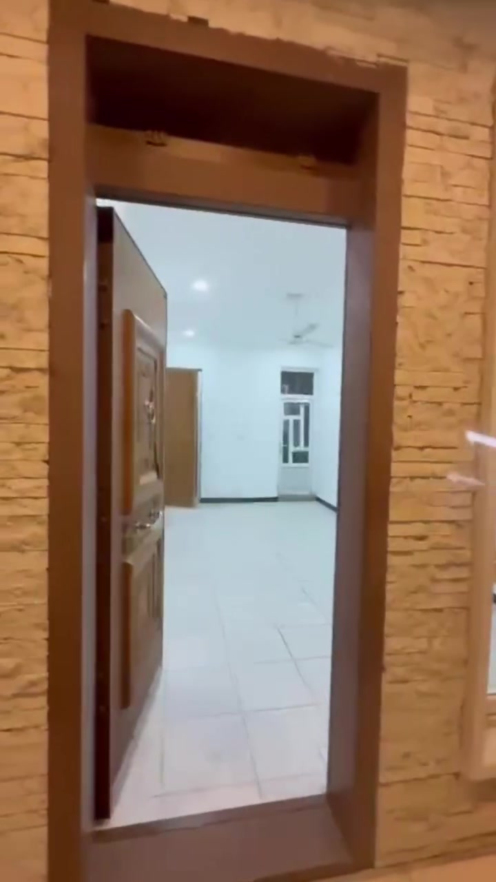 مشتمل طابق اول معزول عزل تام بحي الجامعة خلف الكوخ 150 متر يحتوي على مدخلين وصاله ومطبخ وهول وحمام عدد 2 وغرفتين نوم للاستفسار *********** (مكتب)
