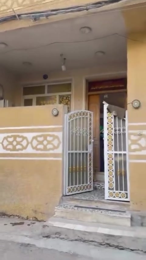 السلام عليكم بيت 60 متر بناء جديد عرض الشارع 6الى 7 متر 
يتكون البيت من صاله كبيره وحولي كبير مزدوج معا المطبخ وخدمات+ الطبق الثاني الغرف عدد 2 حجم الغرفه 4/4م وخدمات كبيره وحولي +الطابق الثالث بيتونه كبيره على نص البيت وصطح ناصي وصطح عالي :العنوان بغداد الگريعات فرع عيادة الشعبيه يبعد عن لشارع 7 بيوت زراعي مجاري ورقع كهرباء ماء +تبليط الشارع التواصل على هاذا الصفحه او على الرقم هاذا 
*********** وكل التوفيق نشالله
