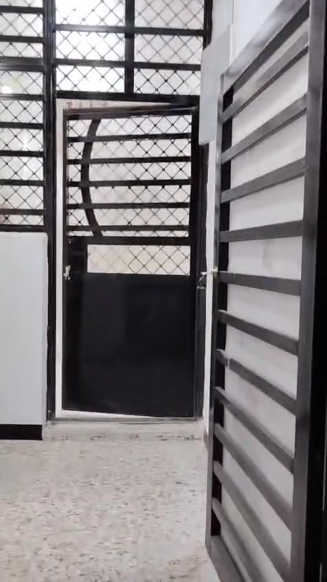 سلام وعليكم بيت للبيع مساحه 50 متر زيرو ملك صرف سند 25 يعني لا مملوكة ولا مناصفه مكانه ابو كفه شارع أسواق المائده البيت يتكون من استقبال ومطبخ ومنور وخدمات والطابق الثاني غرفتين نوم البيت جاهز جيب غراضك وتكعد للاستفسار ***********
