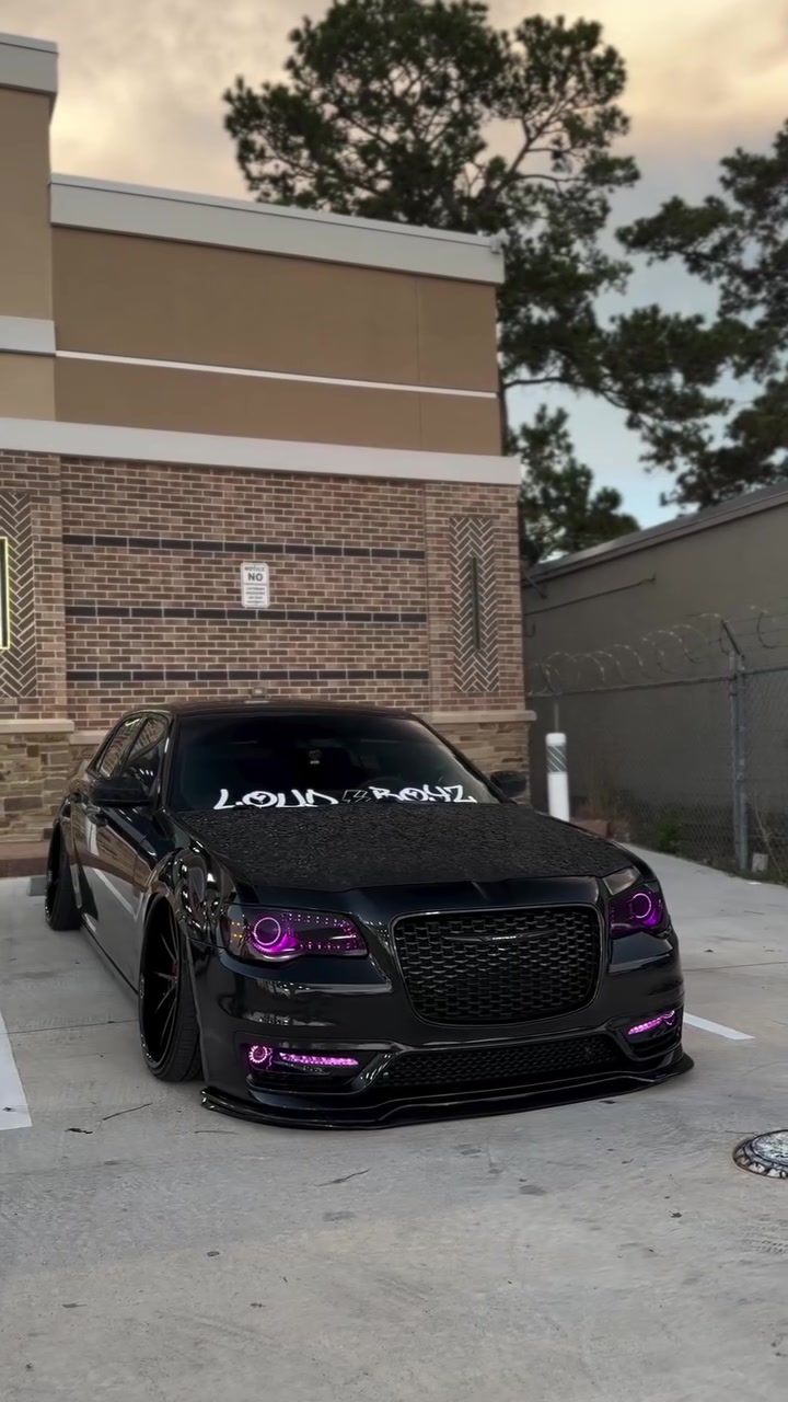 😈🕷️🖤…
#moparnation #chrysler300 #airliftperformance #lightingtrendz #moparmafia
