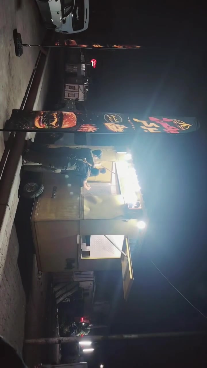 سلام عليكم
كشك كاملللل مكملل🍔👑
 اناره ↖️
غراض مطبخ🩵 
ثلاجه جديده ↖️
كريل جديد🍔
 قلايه فنكر حجم كبير جديده↖️
الكشك معمر ومغلف من الداخل المنيوم مطابخ 👑
مساحته 2×3كلش واسع ونضيف
تايرات جديده ويل حديد نضيفه 🪀 🪀 
مكان بغداد المدينه
تواصل ***********
سعره ٤ وبيه مجال
