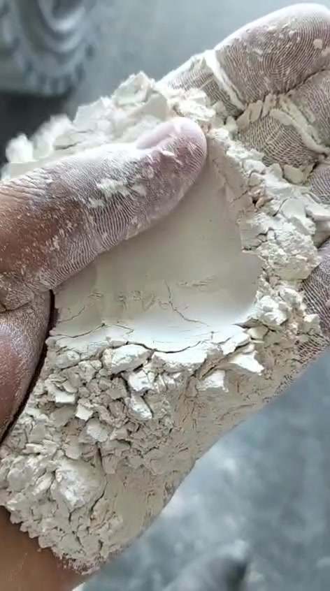 اهذا حجر جيري ماده؟الكاربونات الكالسيوم الشركة نفط 👉

اصحاب الشركات النفطيه یوجد لدينا مواد اوليه في عمل ابار 

النفط والحفر مكان السليمانيه ارخص السعر بل عراق 

👈*********** واتس *********** 👉

 مادة كربونات الكالسيوم (Calcium Carbonate - \(\text{CaCO}_{3}\)) المستخرجة من الحجر الجيري واحدة من أهم المواد الكيميائية الأساسية واليومية المستخدمة في قطاع حفر آبار النفط والغاز.تُطحن هذه الصخور إلى مساحيق ناعمة بأحجام حبيبات مختلفة (ميكرونية) لتؤدي وظائف بالغة الأهمية أثناء عمليات الحفر، وتتلخص طبيعة عملها في النقاط التالية:⚙️ وظائف كربونات الكالسيوم في حفر آبار النفطالتحكم في فقدان السوائل وعامل تجسير (Bridging Agent): أثناء حفر البئر، تمنع هذه المادة سوائل وطين الحفر من التسرب والدخول إلى الطبقات الصخرية النفاذة والمكمن النفطي. تقوم الحبيبات بسد المسامات الدقيقة وتشكيل جدار حماية رقيق يعزل تجويف البئر.زيادة كثافة وزن طين الحفر (Weighting Agent): تُضاف البودرة بتركيزات معينة لرفع كفاءة ووزن سائل الحفر. يساعد هذا الوزن الثقيل في خلق ضغط هيدروستاتيكي يتعادل مع ضغط الغازات والنفط في أعماق الأرض، مما يمنع حدوث أي اندفاعات مفاجئة للآبار.مادة حشو في عمليات سمنتة الآبار (Well Cementing): تُخلط مع الإسمنت المخصص لتبطين الآبار لتحسين مرونته وقوته، ولضمان ثبات أنابيب الحفر الفولاذية في مكانها.منع فقدان الدورة الدموية (Lost Circulation Control): تُستخدم الأحجام الخشنة والمتوسطة من كربونات الكالسيوم كعلاج فوري لسد الشقوق الكبيرة التي قد تبتلع طين الحفر فجأة.سهولة الإزالة بالحمض (Acid Solubility): الميزة الكبرى لهذه المادة مقارنة بالمواد الأخرى (مثل البارايت) هي أنها قابلة للذوبان بالكامل في الأحماض الكيميائية. عندما تنتهي عمليات الحفر ويحين وقت إنتاج النفط، يقوم المهندسون بضخ كميات من الحمض لتذويب كربونات الكالسيوم وفتح المسامات المسدودة ليتدفق النفط بسلاسة ودون عوائق.إذا كنت ترغب في التوسع، يرجى تزويدي ببعض التفاصيل:هل تود معرفة الفرق بين استخدام كربونات الكالسيوم ومادة البارايت في طين الحفر؟هل تبحث عن المواصفات القياسية وحجم الحبيبات المطلوبة في حقول النفط؟هل ترغب في معرفة المزيد عن الموردين المعتمدين لهذه الخامات داخل المملكة؟Treeqكربونات الكالسيوم في طين الحفر وأنواع مختلفة من الشكل - Treeqكربونات الكالسيوم في الحفر. يتم استخدام كربونات الكالسيوم كعامل تجسير و / أو مادة ترجيح في قاعدة النفط وسوائل حفر القاعدة المائية ، والعمل فوق السوائل ، وسوائل ...Treeqالجيرستون مادة طبيعية وأغنى مادة تستخدم في سوائل الحفر والبناءيعلق القطع في حفرة البئر ويتحكم في الضغط لمنع أي موقف خطير. نظرًا لوجود خصائص مثبتة ، فإنه يعمل على تثبيت الصخور المكشوفة وكذلك حفر الآبار. إنه أيضًا طوق..ويكيبيدياحجر جيري - ويكيبيدياكما توجد منه أنواع تسمى «كلاستيك» بمعنى أنها مكونة من خليط من أحجار أخرى صغيرة متماسكة. نوع من أنواع الحجر الكلسي. تجدوى مصنع كربونات الكالسيوم بالسعودية من شركة مشروعنا٢٠‏/١٢‏/٢٠٢٥ — وصف المشروع في دراسة جدوى مصنع كربونات الكالسيوم. يعتبر هذا المشروع بمثابة القلب النابض للصناعات التحويلية، حيث نوضح لك طبيعته في دراسة جدوى مصنع كربونات الكالس...

