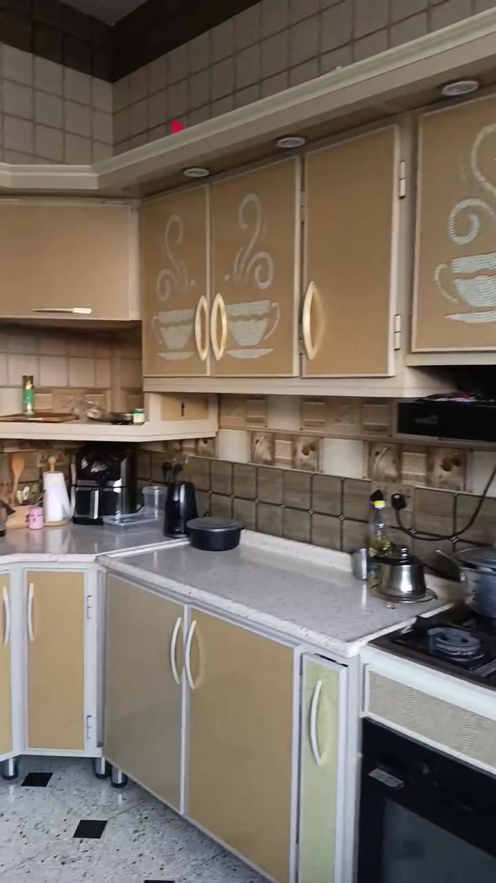 بيت للبيع مساحته 100متر واجهة 7متر ونزال 15متر طابقين لبناء حديث طابوق كله جمهوري والمواد كله درجه اولى الله شاهد بيت كلش تعبان عليه رفت ارتفاع 50 والطابق الأول ارتفاع 330 ارضيه كاشي موزايك سداسي مطعم برمرر الاستقبال الارضيه مرمر يحتوي على استقبال وغرفه نوم مع سويت داخل الغرفه ومطبخ وصاله الطابق الثاني يحتوي على ثلاث غرف وحمام بصاله البيتونه على عرض البيت 7*3.25 يحتوي على منظومه كامرات وخط نت بالباب تريد مع الأثاث أو بدون اثاث السعر مع الأثاث 110 السعر بدون اثاث 95 وبيه مجال للشراي الاتصال والمراجعه *********** سيد علي صاحب الدار

