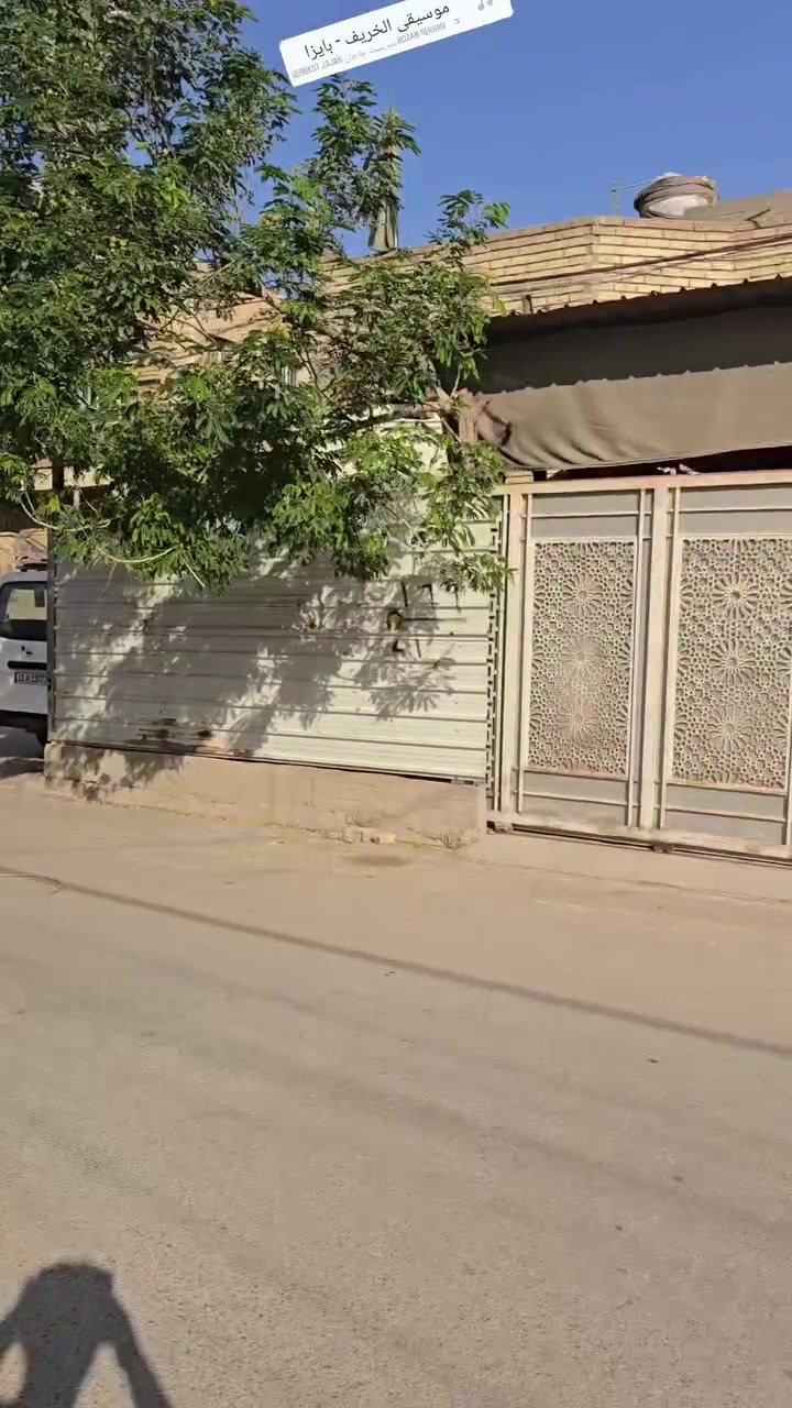 السلام عليكم بيت للبيع مساحة ٣٠٠
سعره ١٣٠
يحتوي على غرفتين   مع مطبخ  و صالة 
مع استقبال و هول  وصحيات  مع حديقة كبيرة وصحيات خارجية 
والطابق الأعلى يحتوي ثلاث غرف ومطبخ وصالة وصحيات  
الموقع الكمالية بستان علي كمال التقاطع الاول على اليسار مقابل حسينية الزهراء موقع جدا هادئ
الاستفسار الاتصال على الرقم ***********
