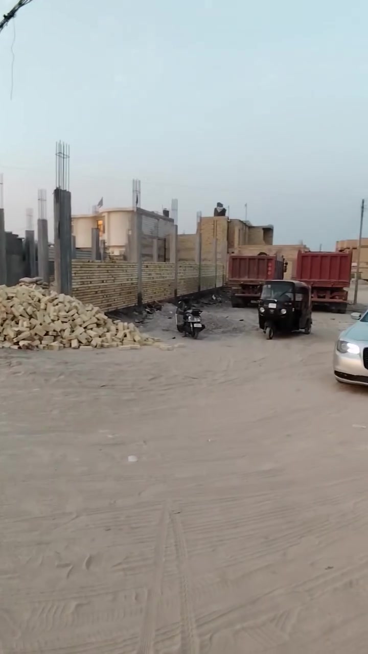 قطعة تجارية ركن للبيع على الشارع الرئيسي 📍🔥
قطعة مميزة جدًا ركن على شارعين ومباشرة على الشارع الرئيسي، بموقع تجاري وحيوي وقريب من جسر بهديابة.

📐 الواجهة: 11 متر إلا ربع
📏 النزال:
▪️ اليمين: 25 متر
▪️ اليسار: 22 متر
📍 الموقع: على الشارع الرئيسي، قرب جسر بهديابة
🏗️ قطعة ركن، مساحة 300 متر وأكثر
💼 موقع ممتاز جدًا للاستثمار والمشاريع التجارية
💰 السعر: 95 مليون، وبيها مجال

قطعة بموقع قوي وسعر مناسب، والفرصة تستاهل المعاينة 👌

📞 للاستفسار والمعاينة:*********** اعلان 
مكتب الضامن للعقار  – ذي قار / سوق الشيوخ / خنيطلة

#مكتب_الضامن_للعقار
#عقارات_سوق_الشيوخ
#عقارات_ذي_قار
#قطعة_ارض_للبيع
#ارض_تجارية
#استثمار_عقاري
#سوق_الشيوخ
#خنيطلة
#الناصرية
