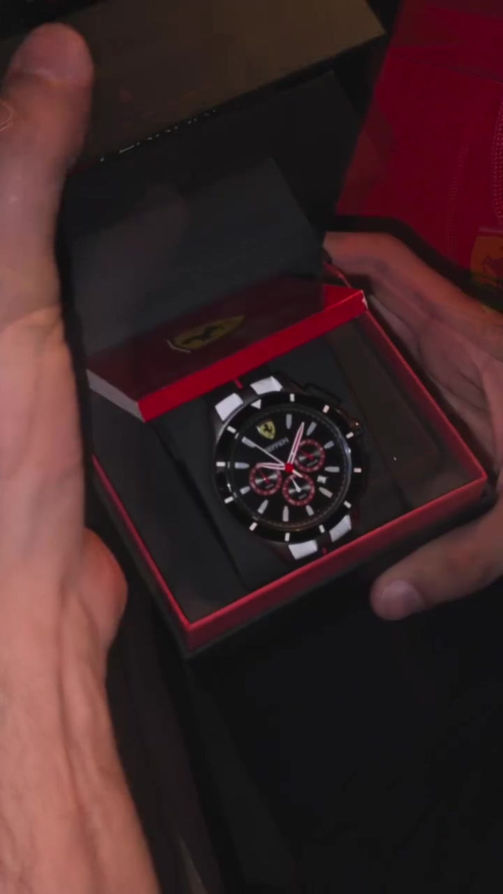 ساعة Scuderia Ferrari
تعمل بالبطارية
* النوع: Chronograph كرونوغراف، يعني بيها وظيفة توقيت
* اللون: أسود بالكامل تقريبًا مع تفاصيل حمراء 
* السوار: Silicone / Rubber أسود مع 
* الزجاج: Mineral Glass في الموديلات المطابقة
* مقاومة الماء: 5 ATM / 50 متر
* الهيكل: أسود، مع مقياس Tachymeter حول الحافة
* الوظائف: ساعات، دقائق، ثواني، كرونوغراف
للتواصل ***********
