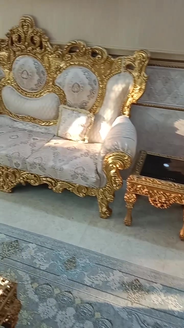 تخم ملكي للبيع اخو جديد 12 مقعد مع سيت طبلات للتواصل ***********
