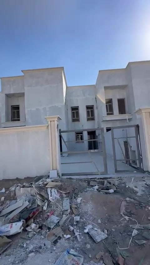دار للبيع مجمع الرواسي السكني 
مساحه واسعه وكبيرة 
150 متر مربع... 

يتكون من........؟ 
 طابقين.... 
غرف نوم عدد 3 نظام سويت.. 

طابق اول....! 
مدخل استقبال + صحيات + استقبال..... 
صاله + صحيات 
مطبخ كبير واسع.... 
غرفه نوم 
كراج سيارة مع حديقه صغيرة... 

طابق الثاني غرفتين نوم + صاله + سطح ناصي..... 

بناء بالطابوق الجمهوري 
شركات رصينه ذو ماركه عالمية 
داخله في المجمع  .... 

واصل 90 مليون 
تطلوعه 13 وبي مجال بسيط 

مدة الاستلام بعد 4 اشهر 
مشمول بالمصرف العقاري 

اي استفسار اتصال ع الارقام التالية واتساب مفتوح 
***********
***********
***********
مكتب قصور الرواسي للمجمعات السكنية في النجف
