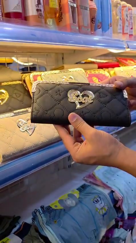 عرض بلاش سعر جزدان الفين
3 اب 5
الوان نقشات
عنوان خانقين شارع المصرف مجمع حيدر المصري
مقابيل مجمع شاكر رضاء
يوجد توصيل ***********
