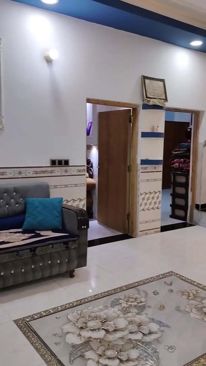 بيت للبيع طابقين سند 25 تحويل مباشر مساحة 250 متر كامل على أخر شي يبعد عن المركز 3 كيلوات وباقي التفاصيل بل فديو *********** رقم الاتصال ولاتنسون الصلاة على محمد وآل محمد *********** الرقم الثاني السعر 85 وبي مجال
