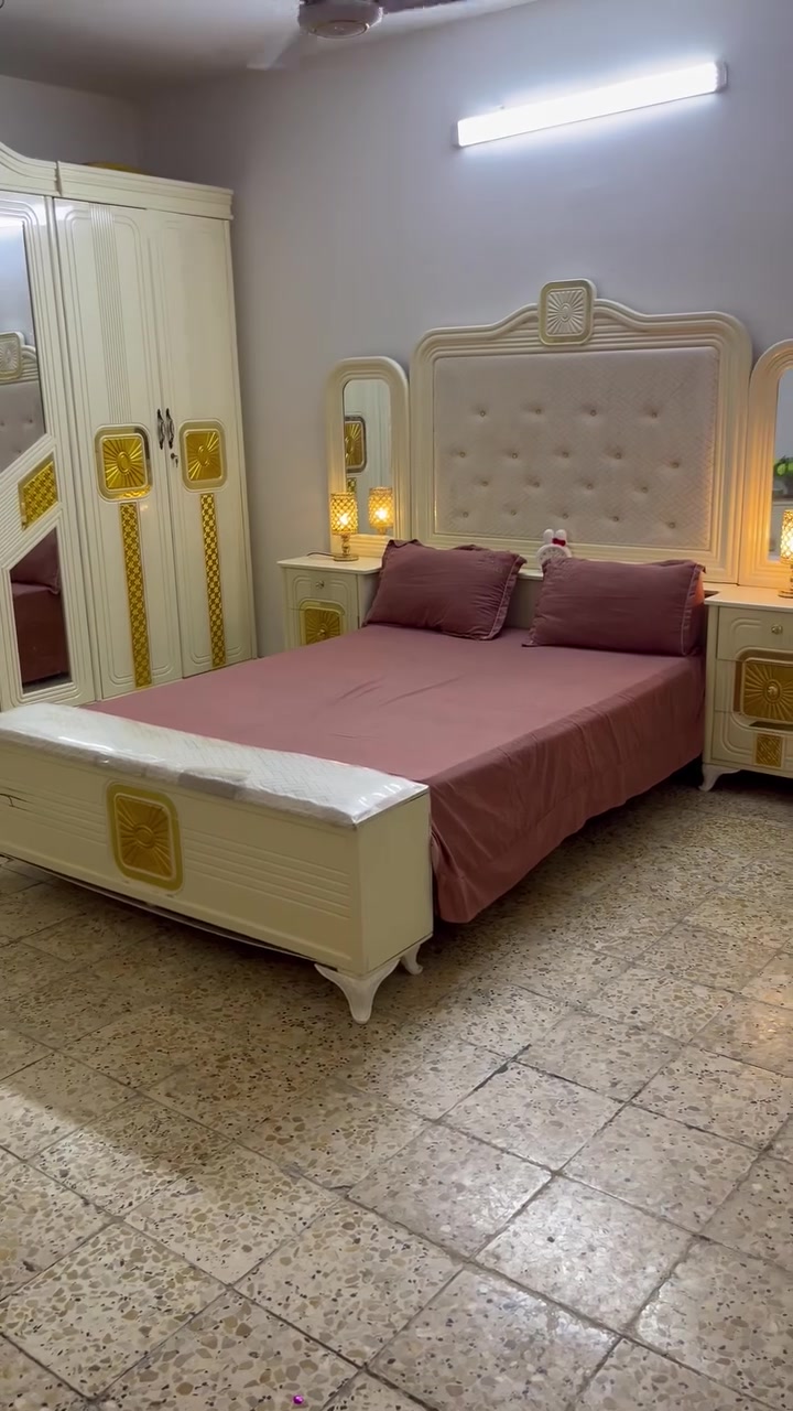 غرفه عراقيه تصميم تركي صارلي ٦  اشهر من مشتريه
غرفه اوف غرفه نضيفه وياها ملحق مال كنتور طلاقتين ممصور غرفه ضخمه رايده مليون  و١٠٠ وبيه مجال بسيط
الاتصال ***********
او المراسله
