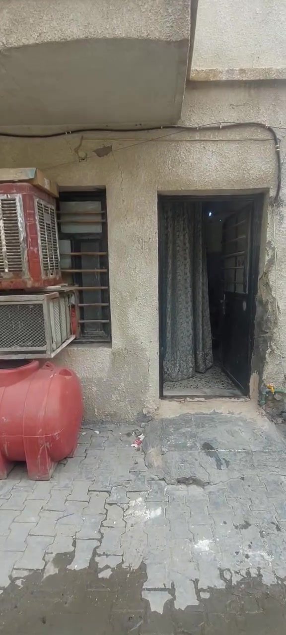 السلام ياطيبين بيت للبيع بلحريه اربيع مساحته ٦٨ واجهته ٤ ونص صاله طرمه هو حمام وهو تواليت مطبخ صغير وغرفه جوة وفوك غرفه وخدامتها   للتواصل ع هذا الرقم بي واتساب ***********   ادمن وافق
