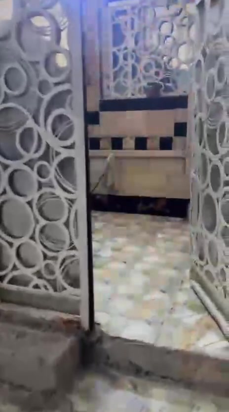 بيت للبيع الدوره شارع المصافي فرع أسواق السفينه ١١٠م مشتمل معزولا مواجر استثماراتصال ***********
